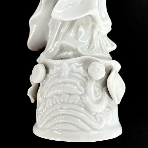 Timeless Blanc De Chine Porcelain Geisha Figurine - Picture 3 of 6